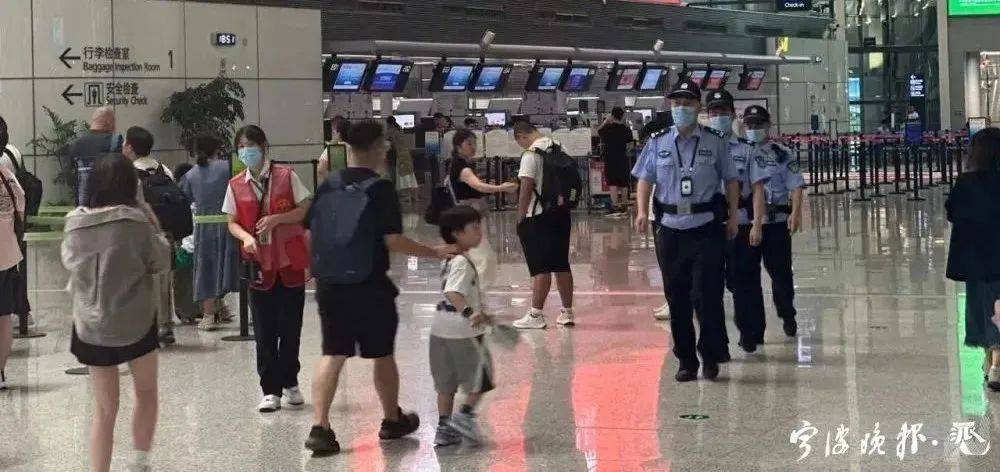 9岁女孩被父母丢在机场，家长：这是“做规矩”，不打算来接她…(1) 