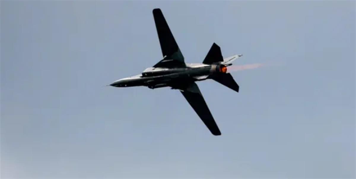 美国航展上一架正在表演的米格-23歼击机坠毁，飞行员弹射逃生(1) 