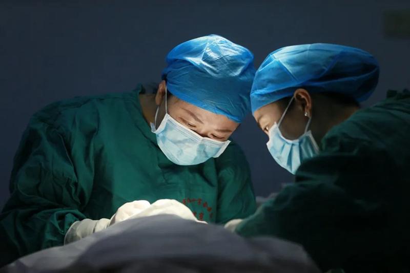 柳州市红十字会医院：巧手点“睛” 让患者拥有精彩视界(1) 