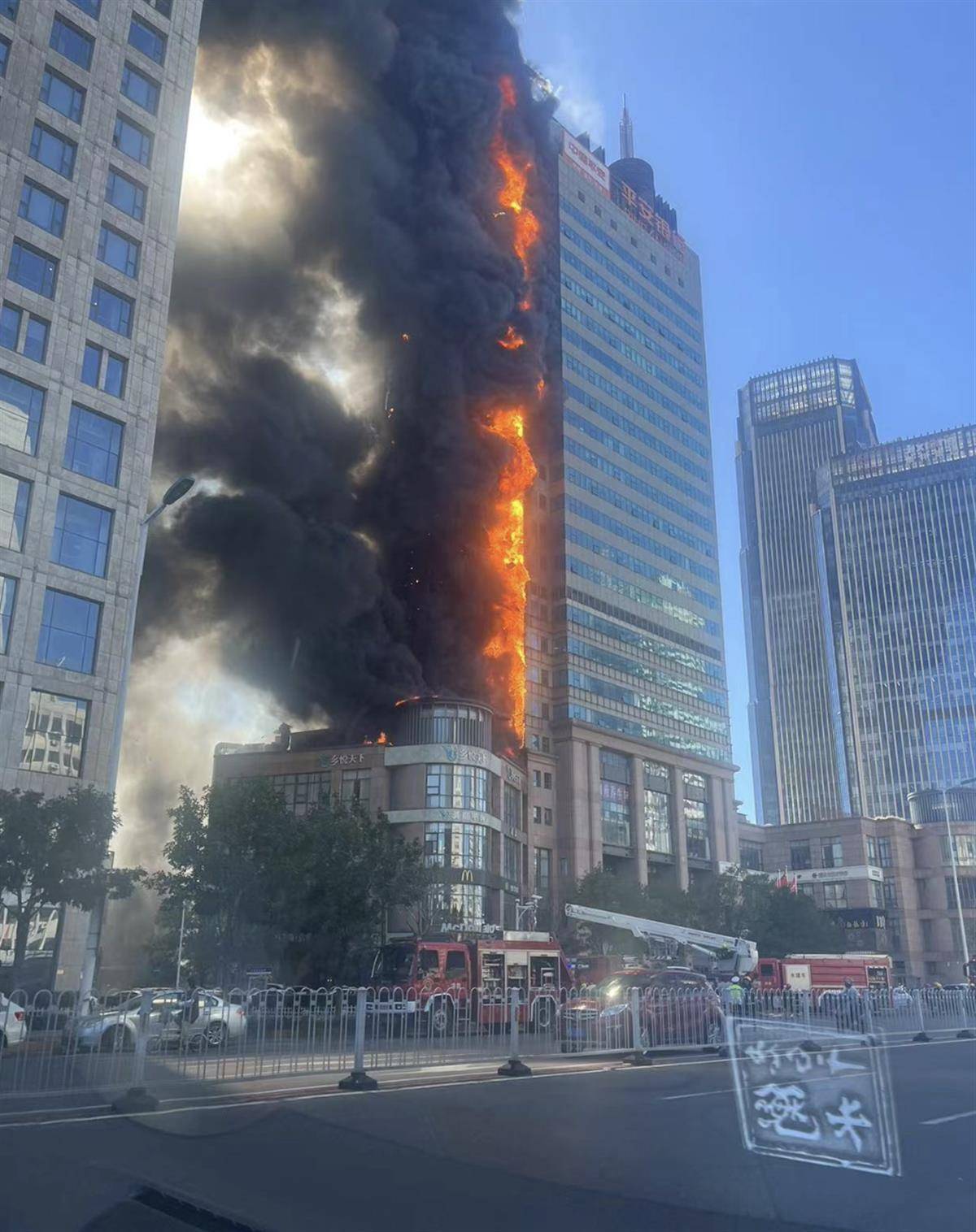 天津一高層大廈突發大火數百名消防員前往救援，官方：外墻明火已被撲滅，暫未接到人員傷亡報告(1) 
