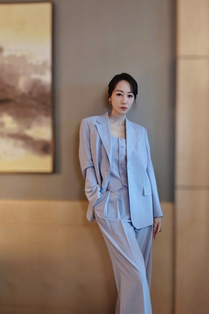 张佳宁小香风外套搭配半裙展现优雅精致有品味的特点
