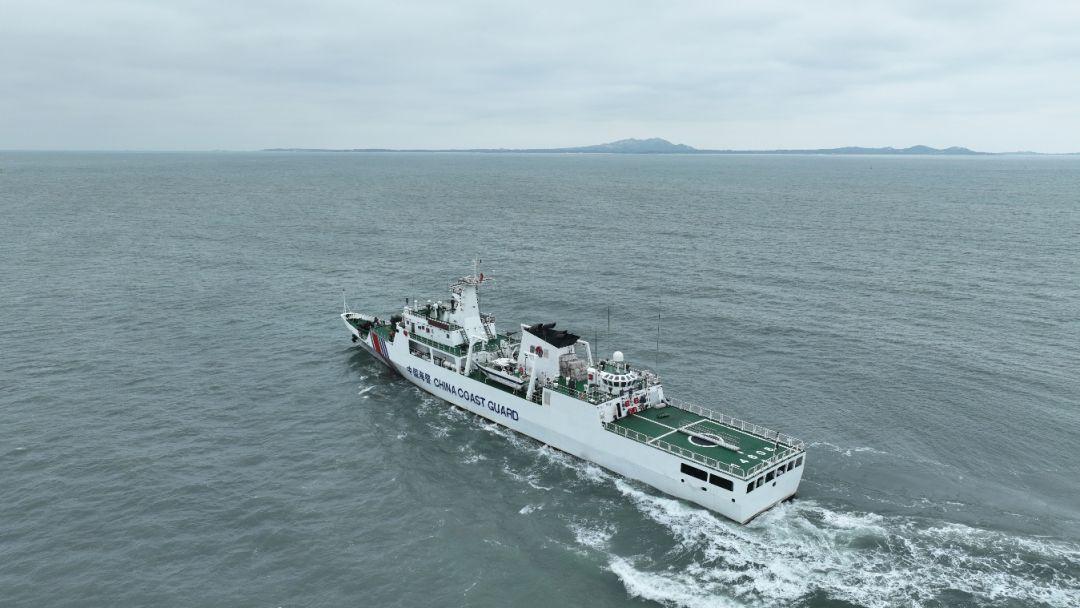 福建海警组织舰艇编队在金门附近海域开展执法巡查