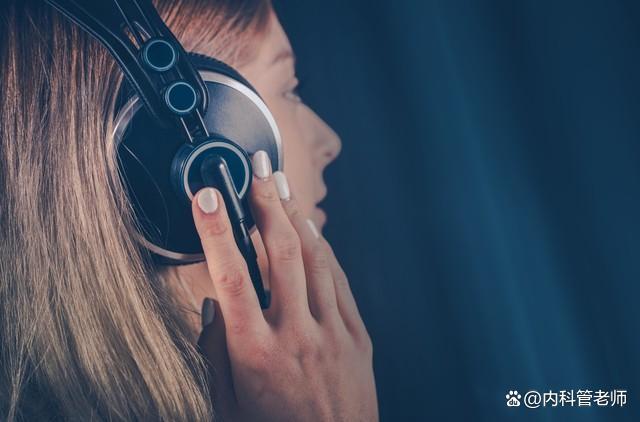 经常使用耳机听音乐会损害听力吗？医生建议：安全使用耳机