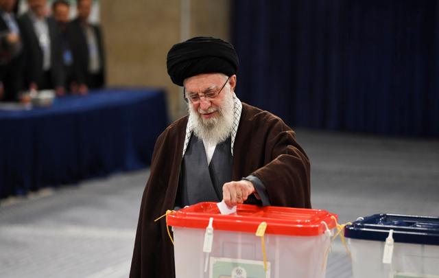 伊朗最高领袖哈梅内伊参加伊朗议会选举投票